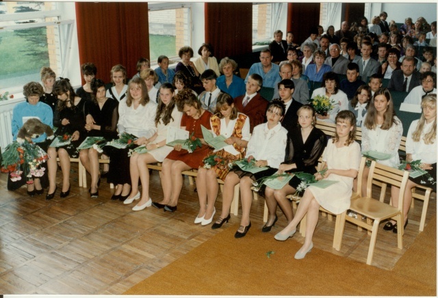 värvifoto Türi Gümnaasiumi 9.klassi lõpuaktus 1996