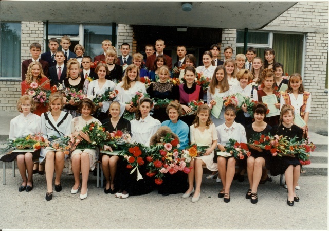 värvifoto Türi Gümnaasiumi 9.klassi lõpupilt 1996