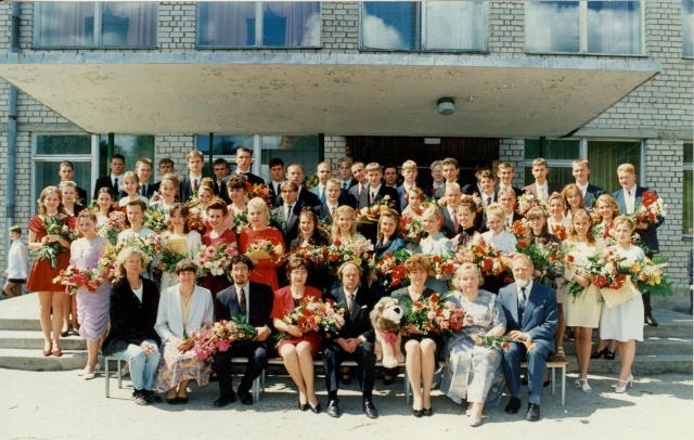 värvifoto Türi Gümnaasiumi 12.klassi lõpupilt 1996