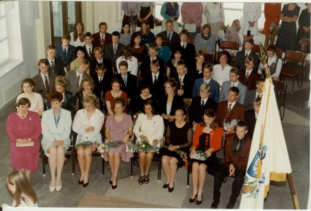 värvifoto Türi Majandusgümnaasiumi 9.klassi lõpuaktus 1996