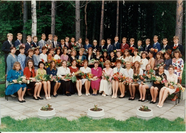 värvifoto Türi Majandusgümnaasiumi 9.klassi lõpupilt 1996