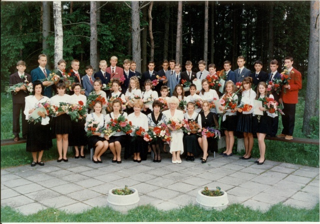 värvifoto Türi Majandusgümnaasiumi 9.klassi lõpupilt 1995