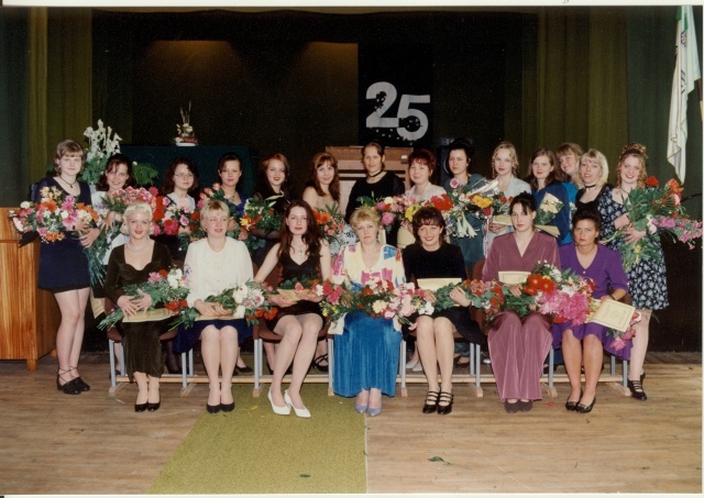 värvifoto Paide Kutsekeskkooli lõpupilt 1996