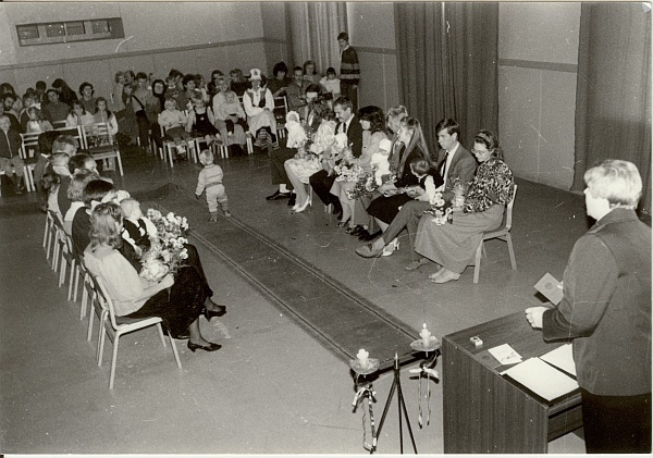 8 fotot sünnitunnistuste pidulik kätteandmine Imavere kolhoosis 1990