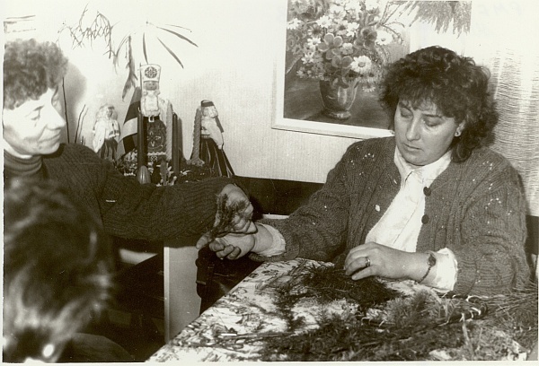 2 fotot, Türi Käsitöökoolituskeskuses 1993.a.
