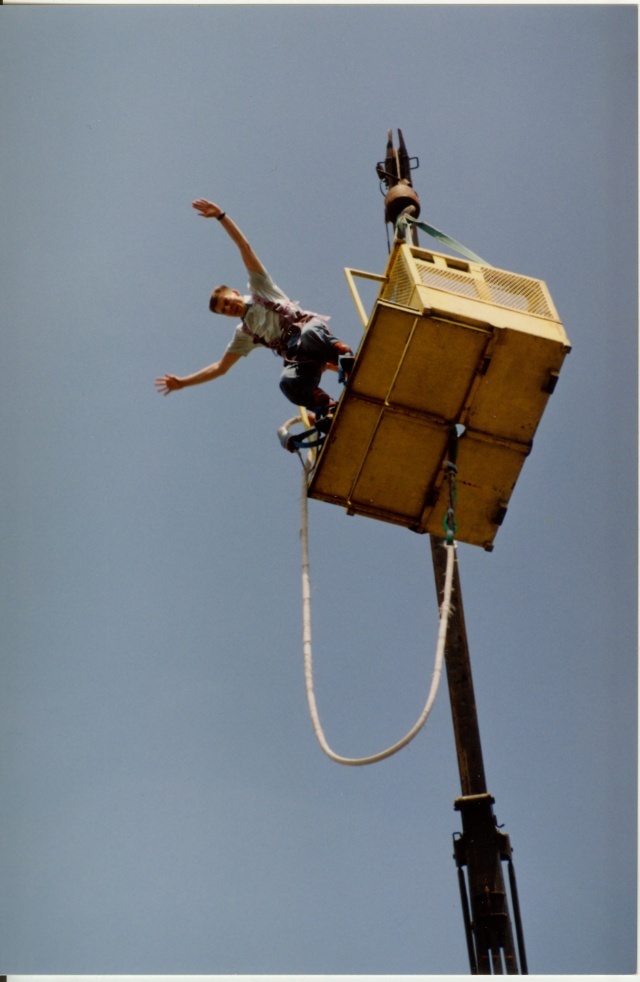 värvifoto Benji hüpped Türi lillelaadal 1995