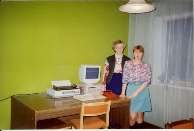 värvifoto Imavere valla raamatupidajad uute arvutitega 1994