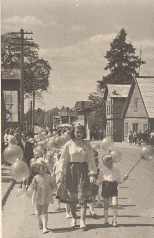 foto,  laste kevadpäevade rongkäik Paides peale1960