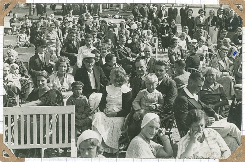 Photo. Mati Soondra Villemi p. summertime in the middle of the promenade in 1933.  Related to the Manite family. Located at Hm 8800:1