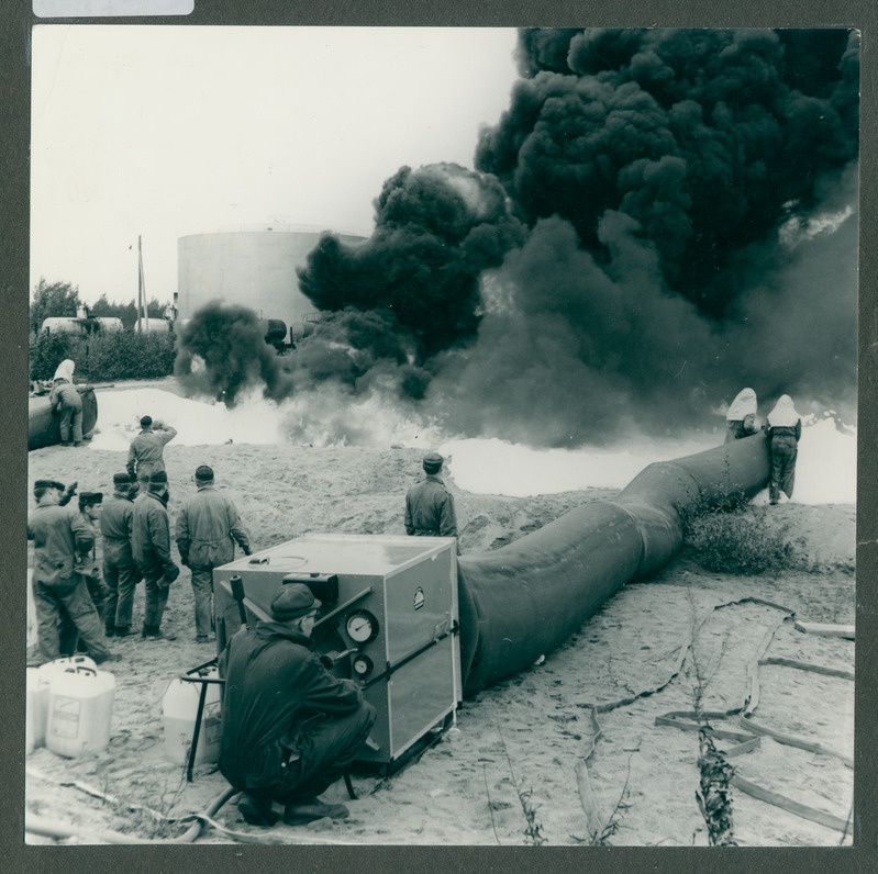 Soome tuletõrjujad Hi-Ex vahuaparaadiga põlevat naftahoidlat kustutamas