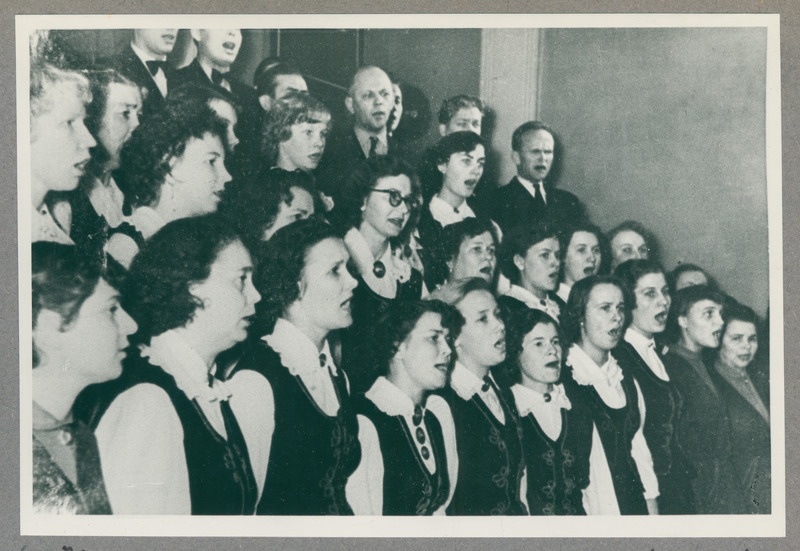 Ühingu segakoor esinemas rahvusvahelisele naistepäevale pühendatud kontserdil Tallinna VTÜ saalis