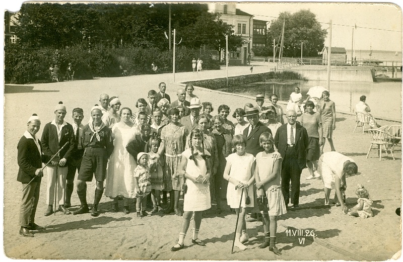Photo. Summertimes at the Haapsalu promenade between the resort and the sound hall. 1926. Black and white.