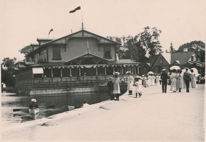 Photo. Summer public is walking in Haapsalu on the big Promenade, at Kuursaali. Photo ca 1910.