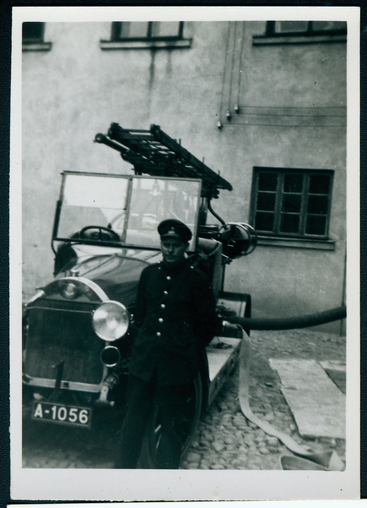 Tuletõrjeauto ees seisev mees.