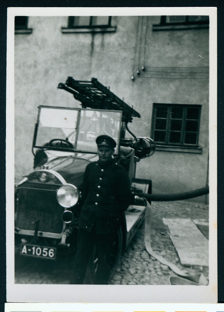 Tuletõrjeauto ees seisev mees.