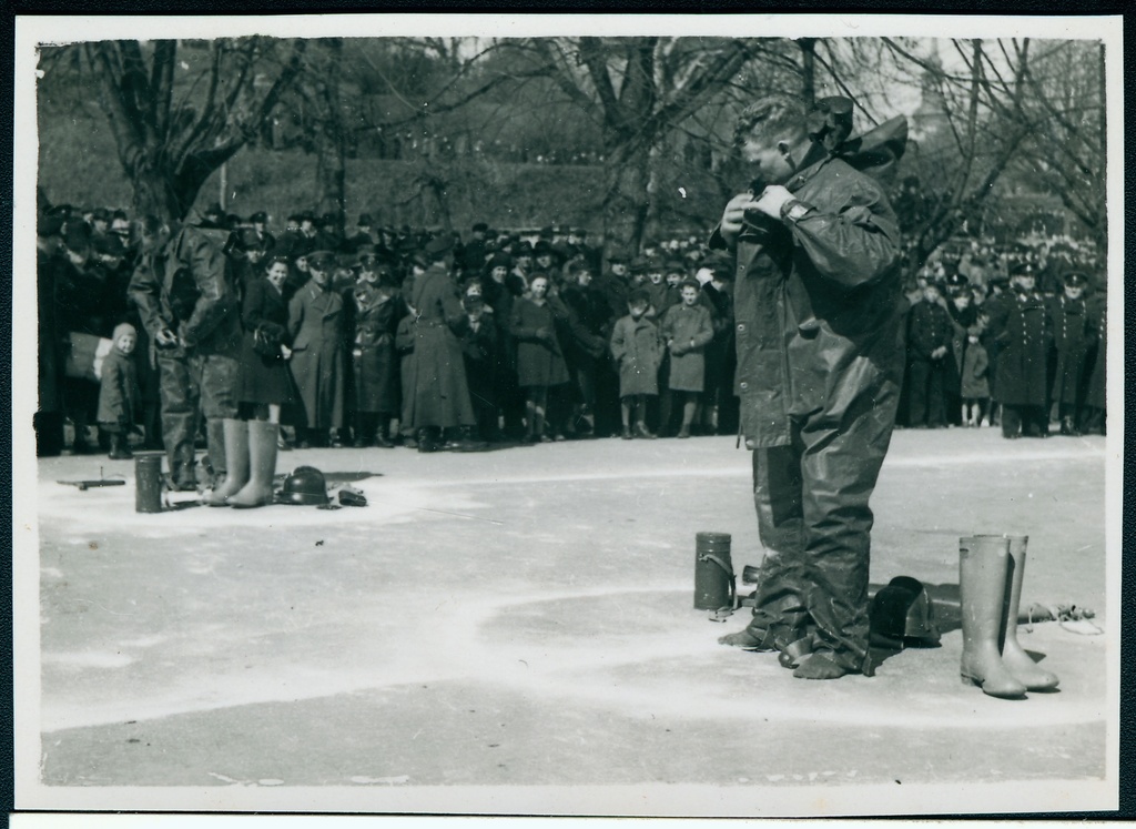 Tuletõrjevõistlused Võidu väljakul - riietumine.