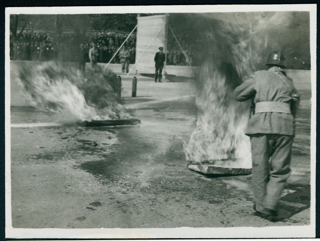 Tuletõrjevõistlused Võidu väljakul - tule kustutamine.