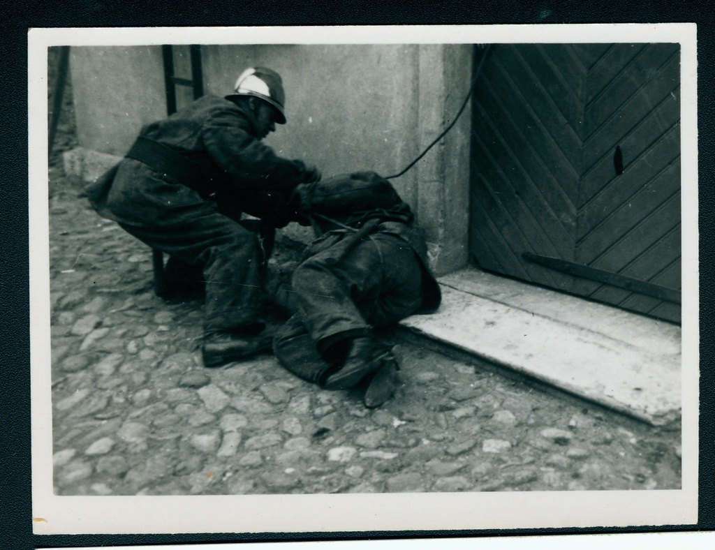 Tuletõrjeõppustel inimese päästmine.