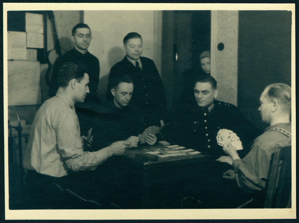 Tuletõrjekomando liikmed puhkehetkel kaarte mängimas.