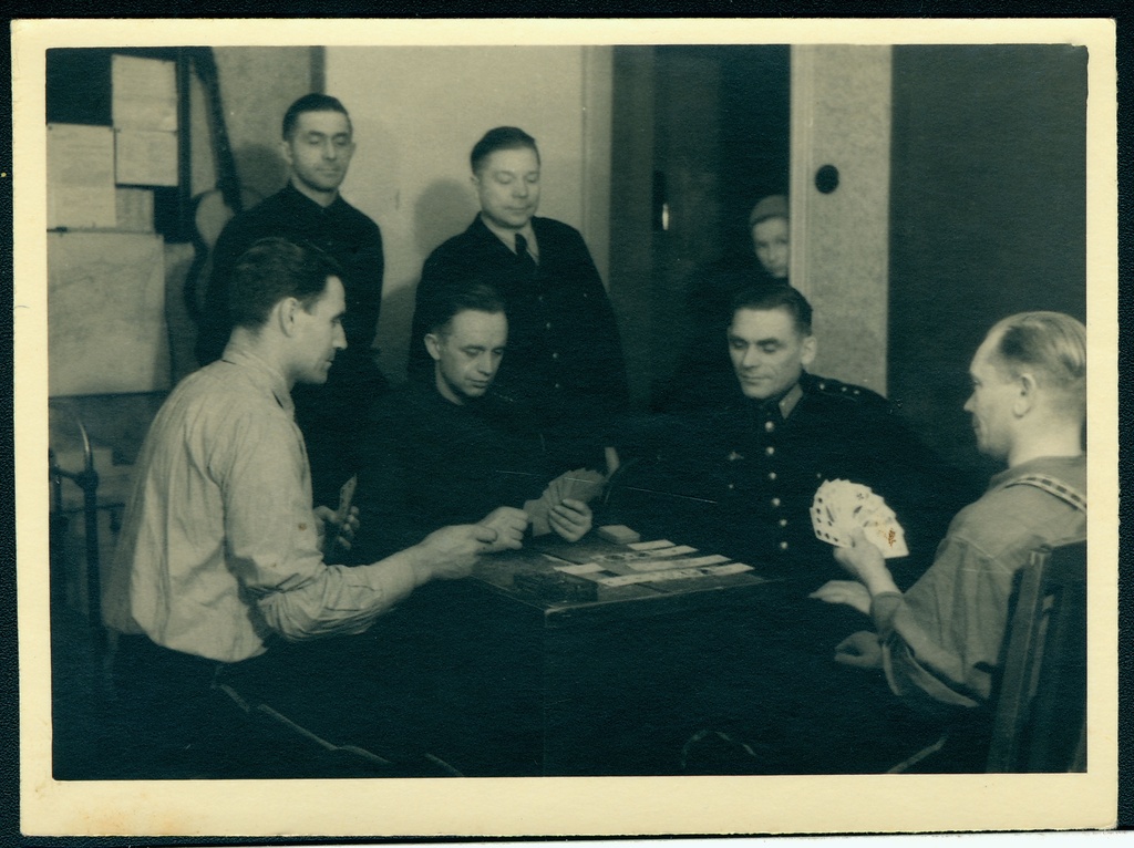 Tuletõrjekomando liikmed puhkehetkel kaarte mängimas.