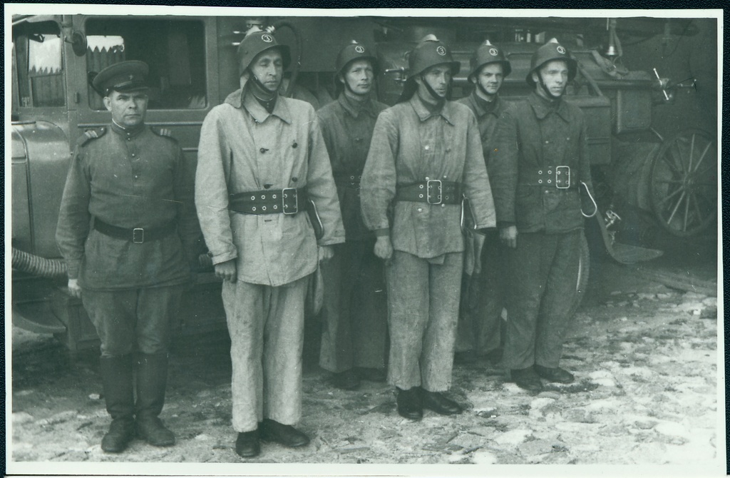 III ÜSTK valvevahtkond auto juures, 1952.a.