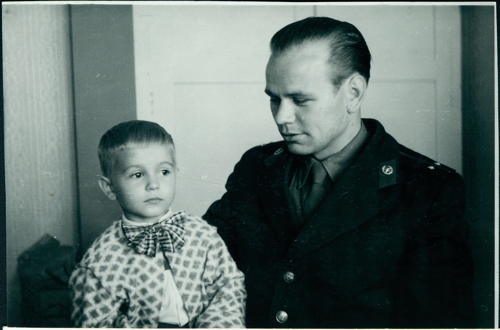 Pärnu-Jaagupi tuletõrjeinspektor Heino Tibar pojaga, 1958.a.