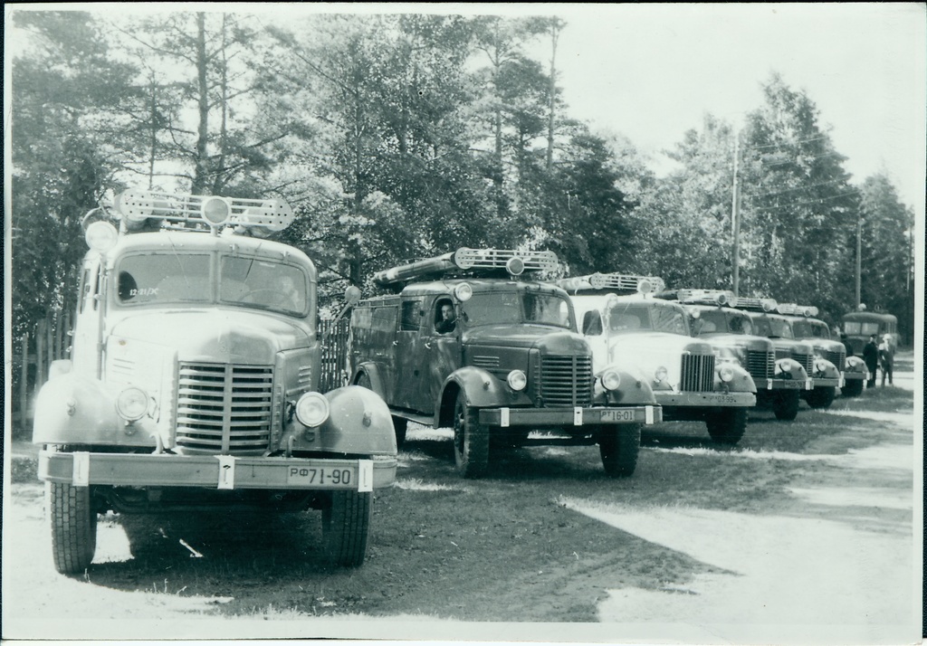 Tallinna, Tartu ja Pärnu kutseliste tuletõrjeüksuste tuletõrjespordivõistlustel: tuletõrjeautode rivi, 1958.a.