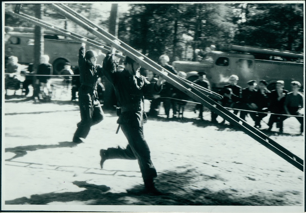Tallinna, Tartu ja Pärnu kutseliste tuletõrjeüksuste tuletõrjespordivõistlustel: konksredelitega võistlusrajal, 1958.a.