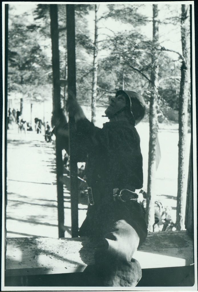 Tallinna, Tartu ja Pärnu kutseliste tuletõrjeüksuste tuletõrjespordivõistlustel: konksredeliga korruselt korrusele ronimine, 1958.a.