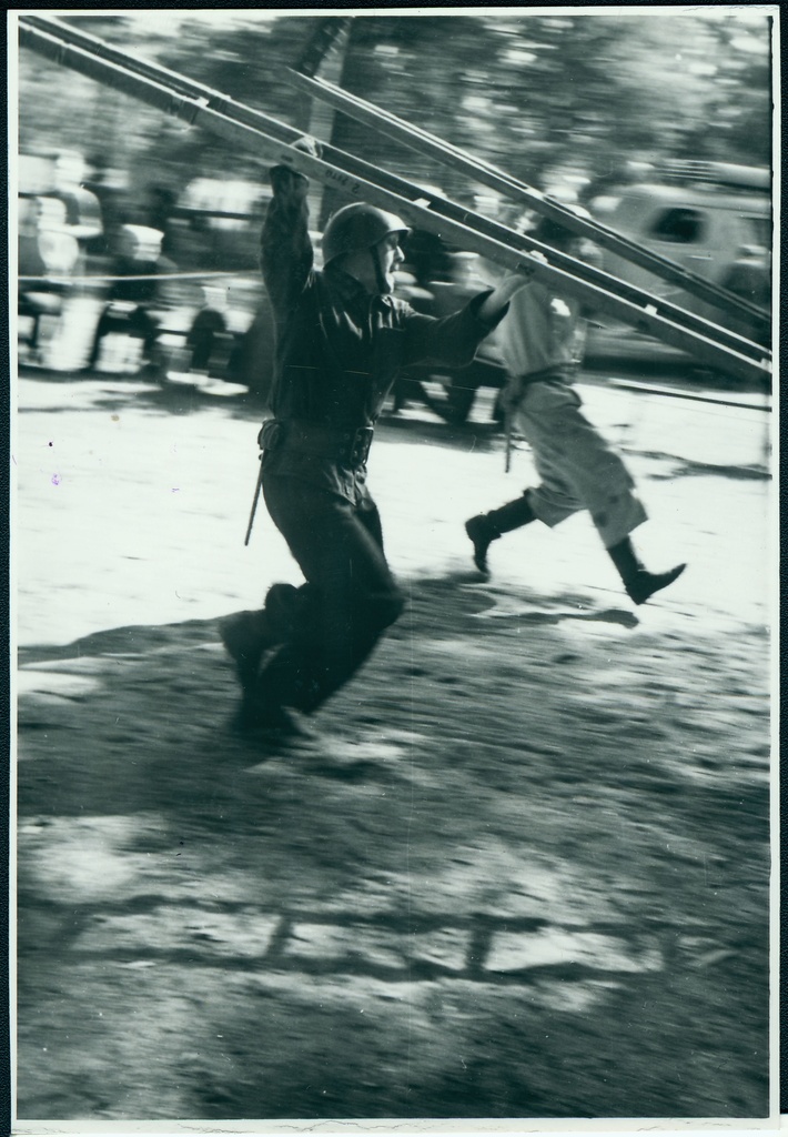 Tallinna, Tartu ja Pärnu kutseliste tuletõrjeüksuste tuletõrjespordivõistlustel: konksredeliga võistlusrajal, 1958.a.