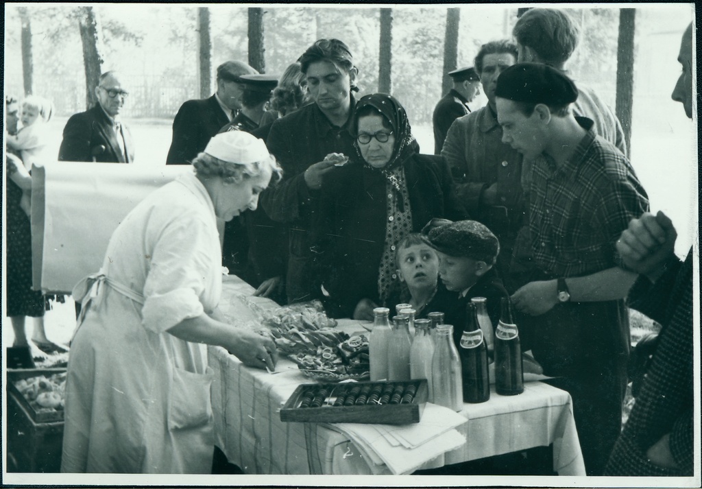 Tallinna, Tartu ja Pärnu kutseliste tuletõrjeüksuste tuletõrjespordivõistlustel: puhvet võistlusrplatsil, 1958.a.
