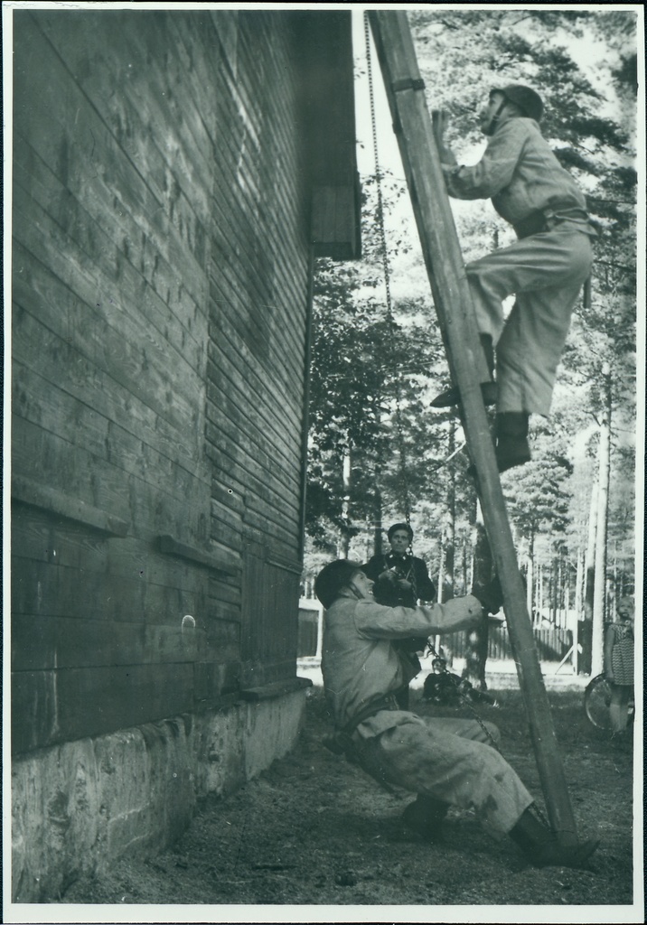 Tallinna, Tartu ja Pärnu kutseliste tuletõrjeüksuste tuletõrjespordivõistlustel: tõmberedelil ronimine, 1958.a.