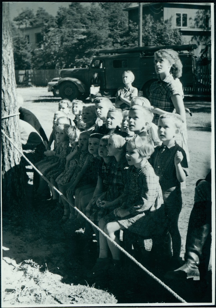 Tallinna, Tartu ja Pärnu kutseliste tuletõrjeüksuste tuletõrjespordivõistlustel: lapsed võistlusi jälgimas, 1958.a.