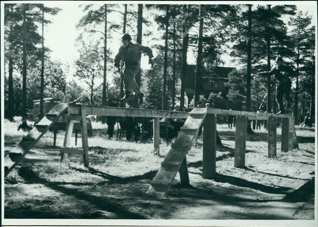 Tallinna, Tartu ja Pärnu kutseliste tuletõrjeüksuste tuletõrjespordivõistlustel: takistusribal poomi ületamine, 1958.a.