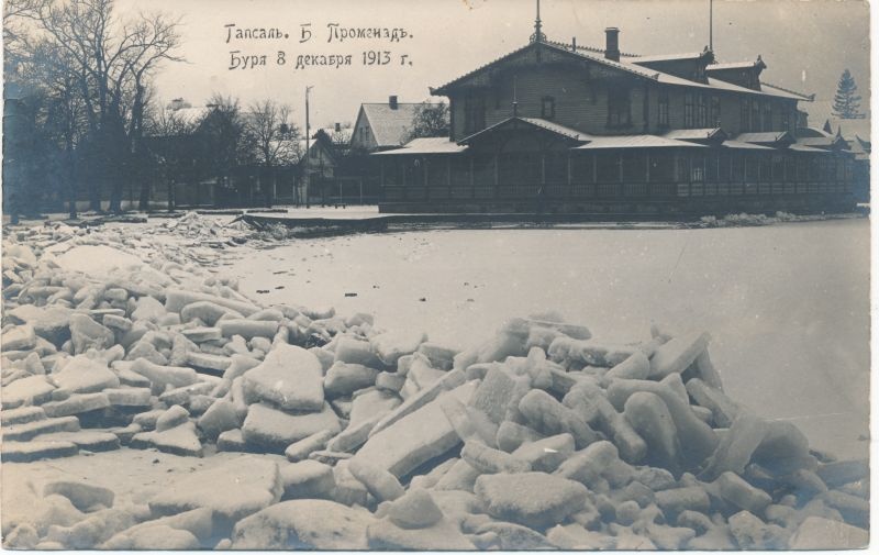 Postcard. View of storm-accumulated ice creams on Haapsalu's Big Promenade. In the back of the Kuursaal. 8th Dec. 1913.