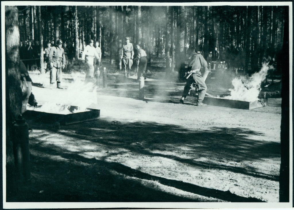 Tallinna, Tartu ja Pärnu kutseliste tuletõrjeüksuste tuletõrjespordivõistlustel: 4x100 takistusjooksu rajal põleva vedeliku kustutamine, 1958.a.