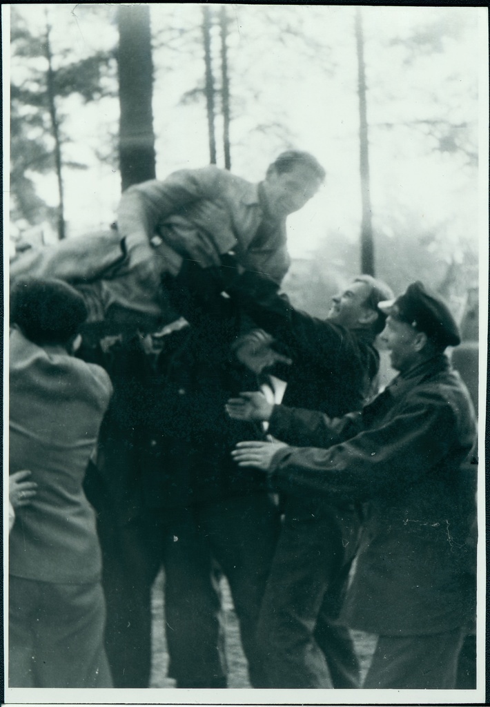 Tallinna, Tartu ja Pärnu kutseliste tuletõrjeüksuste tuletõrjespordivõistlustel: võistkonnakaaslased rekordi purustajat austamas, 1958.a.