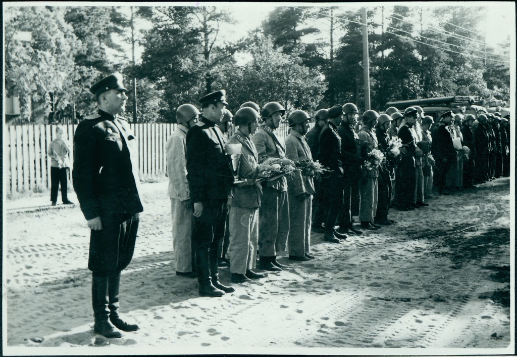 Tallinna, Tartu ja Pärnu kutseliste tuletõrjeüksuste tuletõrjespordivõistlustel: võistluste lõpurivistus, 1958.a.