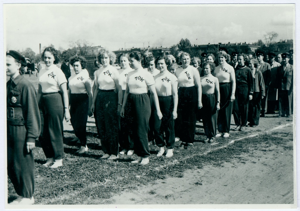 Tallinna VTÜ tuletõrjespordivõistlustel hipodroomil: rivis Tallinna Õmbluskombinaadi naiskond, 1958.a.