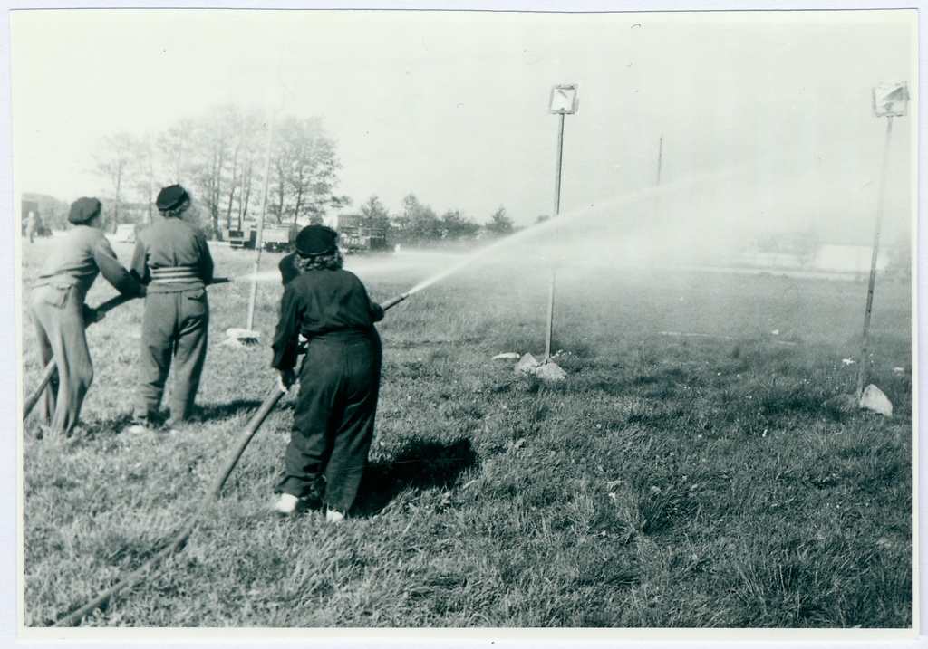 Tallinna VTÜ tuletõrjespordivõistlustel hipodroomil: naiskond jugadega märki tabamas, 1958.a.