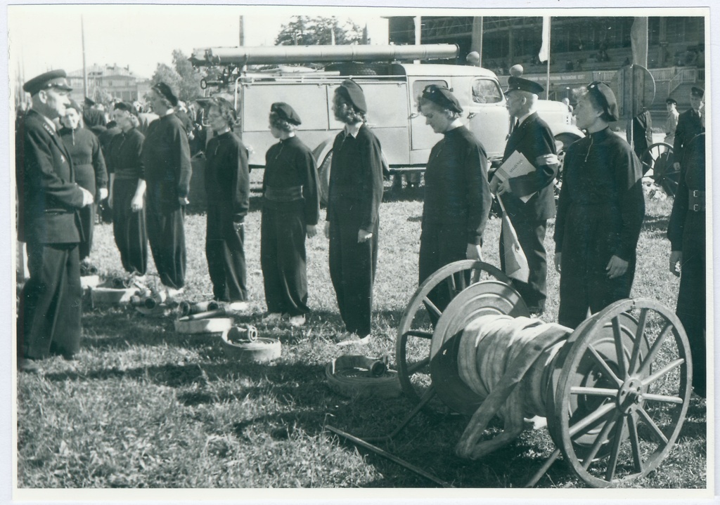Tallinna VTÜ tuletõrjespordivõistlustel hipodroomil: naiskond mootorpritsi võistlushargnemise stardijoonel, 1958.a.