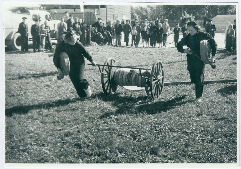 Tallinna VTÜ tuletõrjespordivõistlustel hipodroomil: voolikuliini loomine käruvärtnalt, 1958.a.