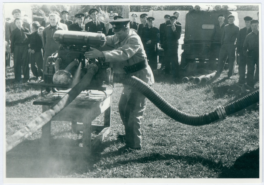 Tallinna VTÜ tuletõrjespordivõistlustel hipodroomil: mootorpritsi käivitamine, 1958.a.