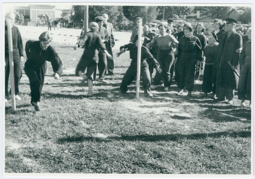 Tallinna VTÜ tuletõrjespordivõistlustel hipodroomil: 10x60 pendelteatejooks, 1958.a.