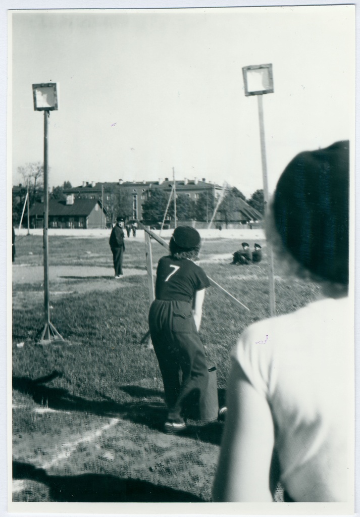 Tallinna VTÜ tuletõrjespordivõistlustel hipodroomil: hüdropuldi joaga märki tabamas, 1958.a.