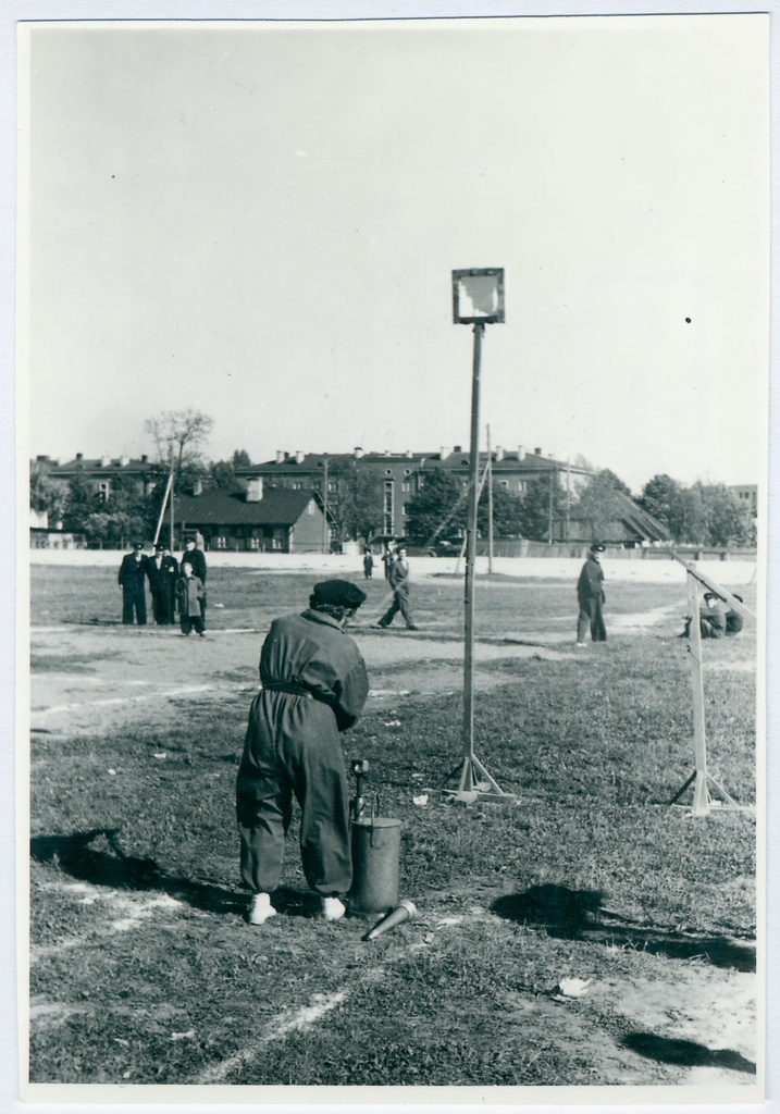 Tallinna VTÜ tuletõrjespordivõistlustel hipodroomil: hüdropuldi joaga märki tabamas, 1958.a.