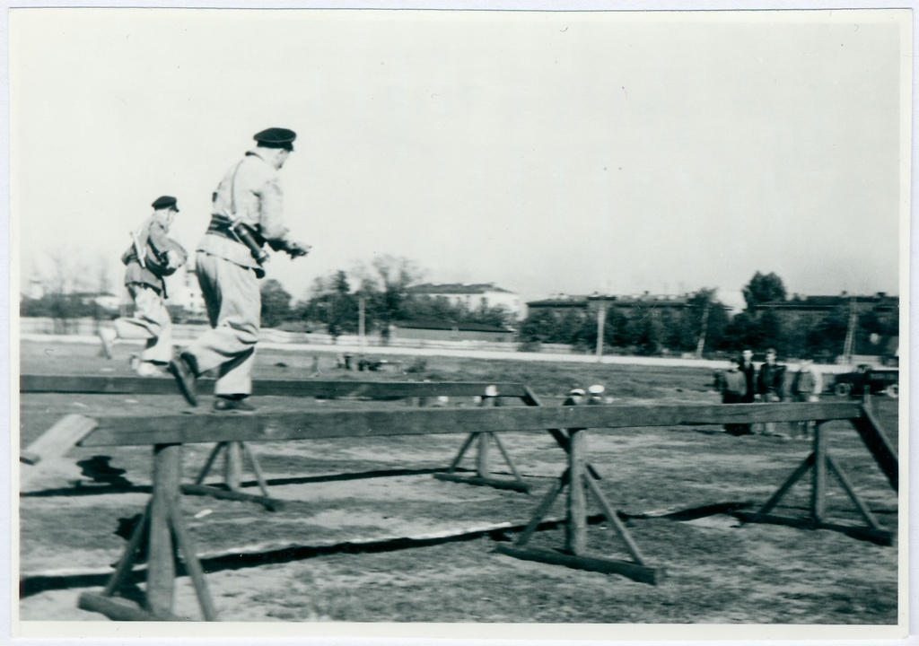 Tallinna VTÜ tuletõrjespordivõistlustel hipodroomil: takistusribal poomi ületamas, 1958.a.