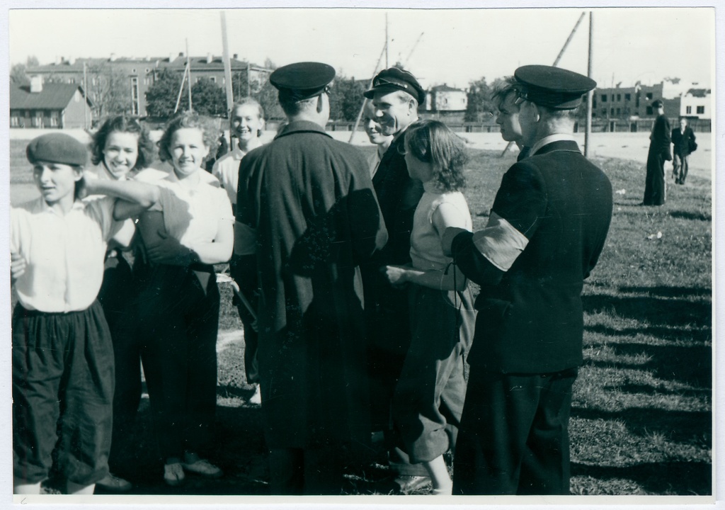 Tallinna VTÜ tuletõrjespordivõistlustel hipodroomil: vestlemas, 1958.a.