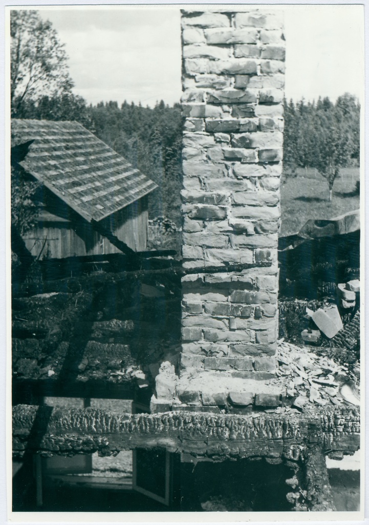 Põltsamaa raj. Päinurme jaoskonnahaigla pärast tulekahju: põlenud haiglahoone korsten, 1958.a.