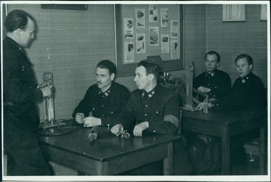 II ISTÜ valvevahtkond õppetunnis, 1958.a.